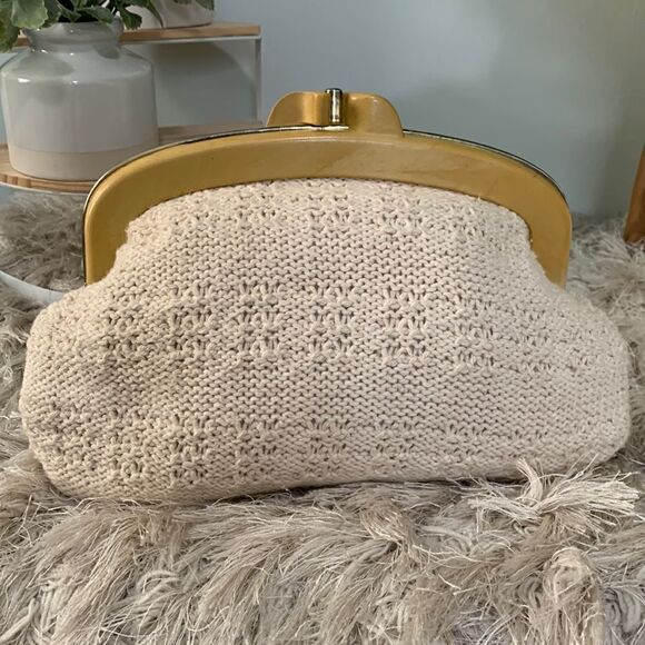 Vintage Crocheted Clutch With Bakelite Handle Unbranded - Picture 1 of 17